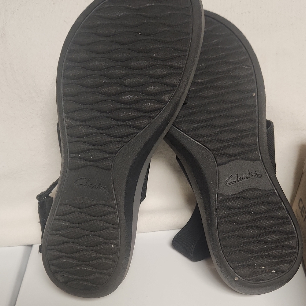 Cloudsteppers by Clarks Women's Black Elastic Strap Sandals - Picture 3 of 6